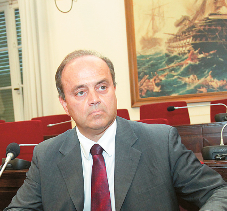 Ο Καραμανλής, τα «ορφανά»  και η ακατανόητη αφωνία του