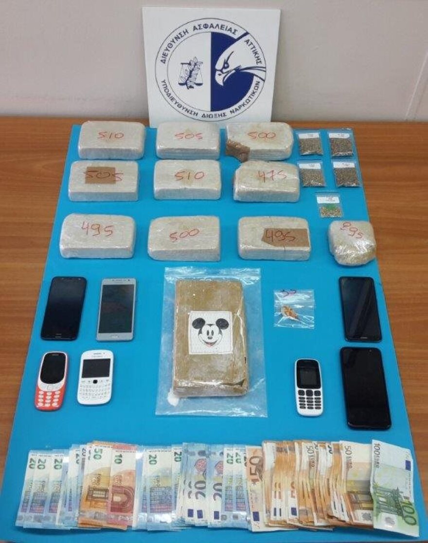 Σπείρα έσπρωχνε ναρκωτικά του... Μίκυ Μάους στο κέντρο της Αθήνας