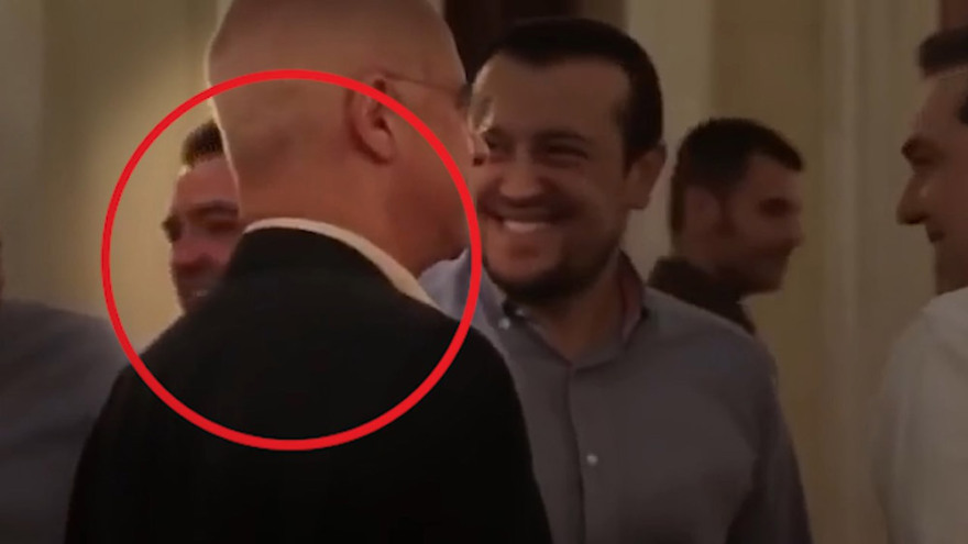 Πετσίτης παντού: Στο Μαξίμου με τον Τσίπρα το βράδυ του δημοψηφίσματος - Δείτε βίντεο