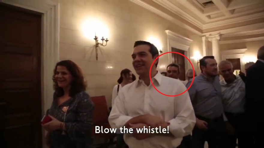 Πετσίτης παντού: Στο Μαξίμου με τον Τσίπρα το βράδυ του δημοψηφίσματος - Δείτε βίντεο