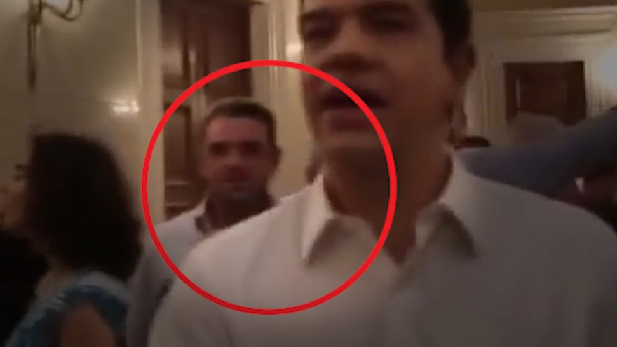 Πετσίτης παντού: Στο Μαξίμου με τον Τσίπρα το βράδυ του δημοψηφίσματος - Δείτε βίντεο