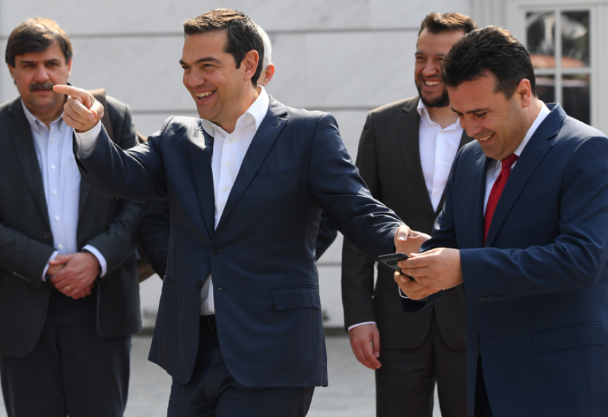 Αγκαλιές, φιλιά και selfie για Τσίπρα και Ζάεφ στα Σκόπια
