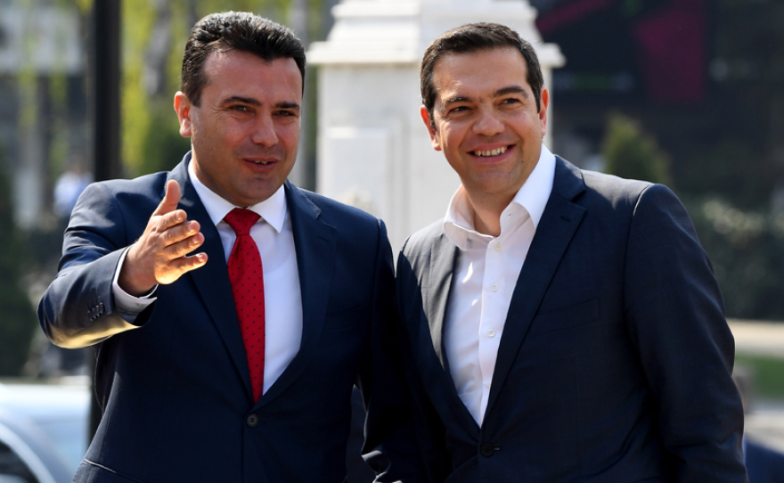 Αγκαλιές, φιλιά και selfie για Τσίπρα και Ζάεφ στα Σκόπια