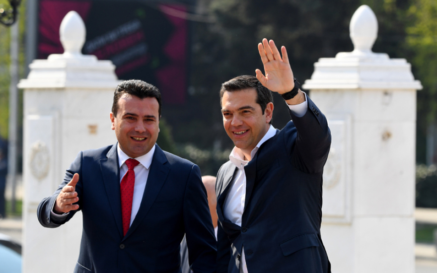 Αγκαλιές, φιλιά και selfie για Τσίπρα και Ζάεφ στα Σκόπια