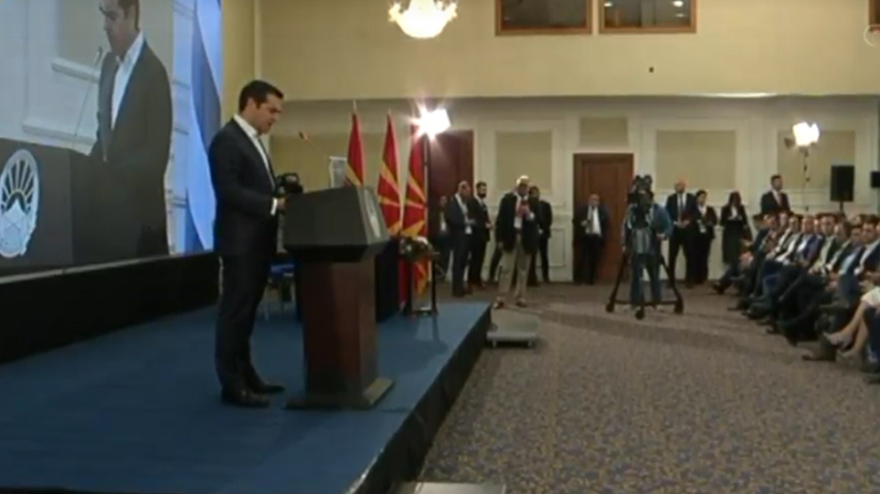 Με χαμόγελα ο Τσίπρας στα Σκόπια για την «πατριωτική» συμφωνία - «Άναψε φωτιές» με το αεροδρόμιο «Μίκρα»