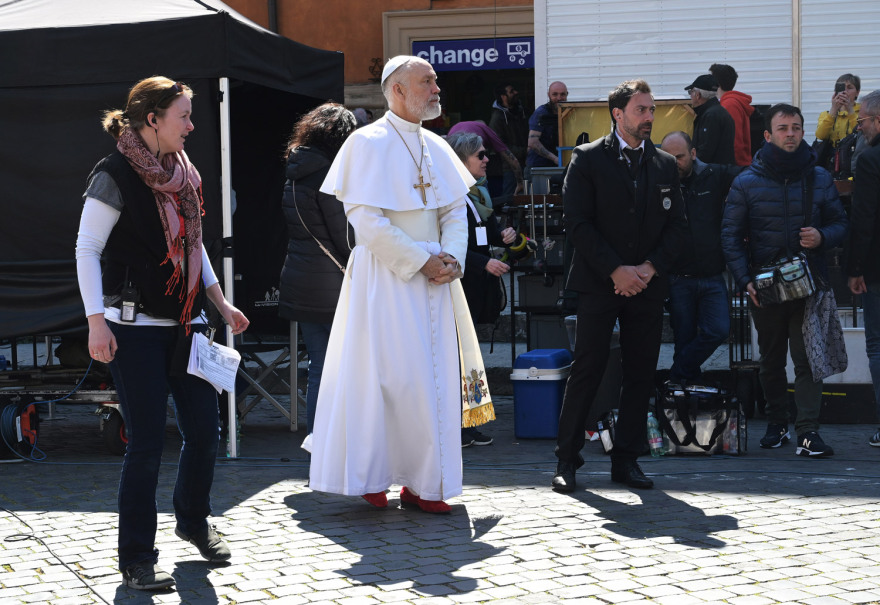 Ο Τζον Μάλκοβιτς «Πάπας» στον Άγιο Πέτρο της Ρώμης