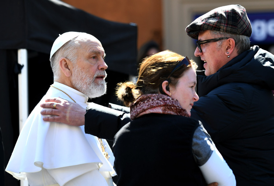 Ο Τζον Μάλκοβιτς «Πάπας» στον Άγιο Πέτρο της Ρώμης