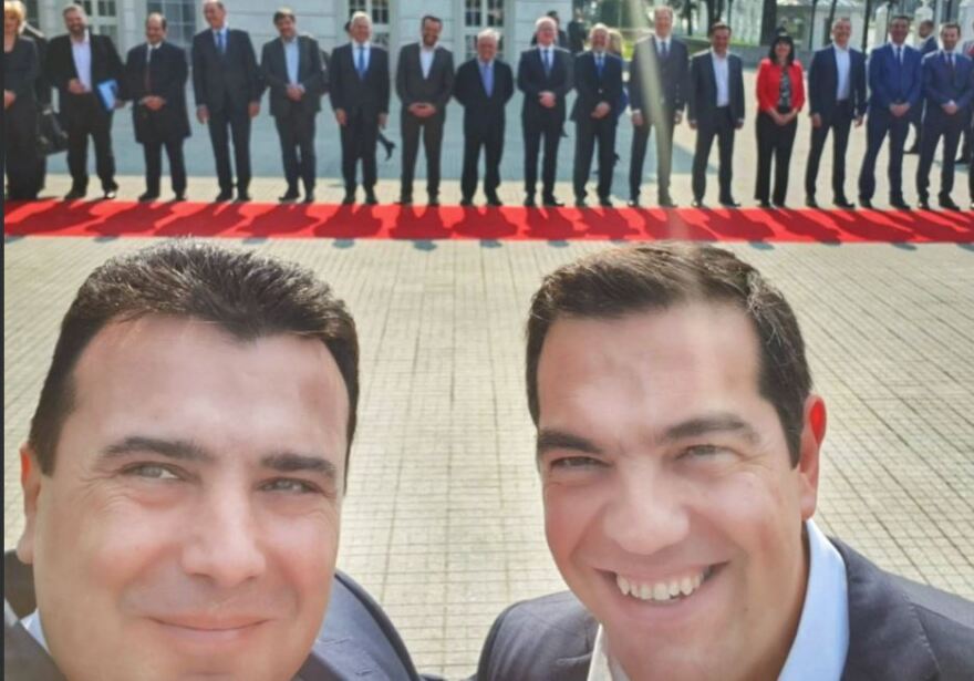 Με χαμόγελα ο Τσίπρας στα Σκόπια για την «πατριωτική» συμφωνία - «Άναψε φωτιές» με το αεροδρόμιο «Μίκρα»