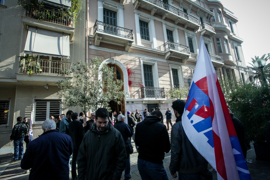 Μέλη του ΠΑΜΕ έκαναν κατάληψη στα γραφεία της ΓΣΕΕ 