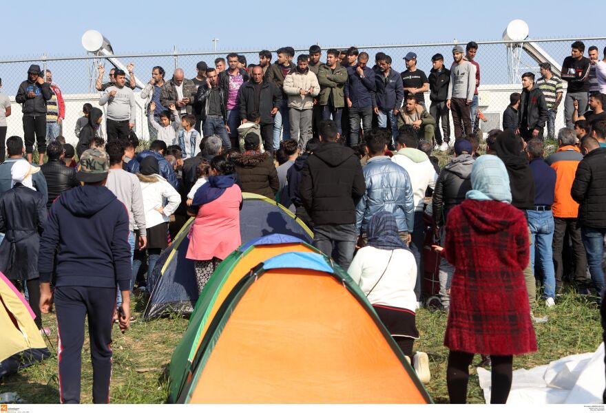 Μετανάστες: Τεταμένο το κλίμα στα Διαβατά - Πάνω από 500 άτομα έξω από το στρατόπεδο