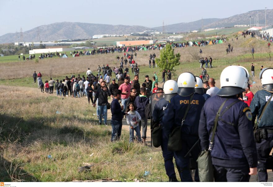 Μετανάστες: Τεταμένο το κλίμα στα Διαβατά - Πάνω από 500 άτομα έξω από το στρατόπεδο