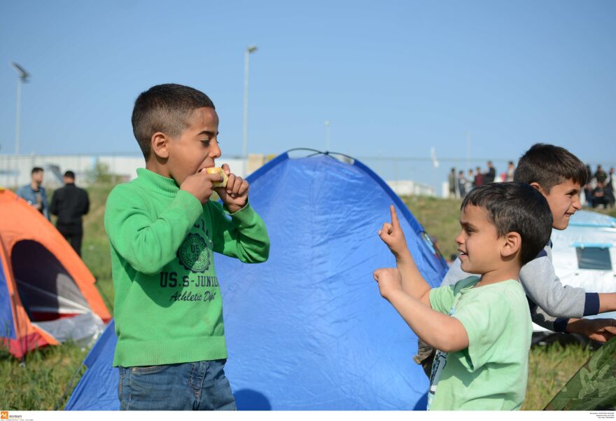 Μετανάστες: Τεταμένο το κλίμα στα Διαβατά - Πάνω από 500 άτομα έξω από το στρατόπεδο