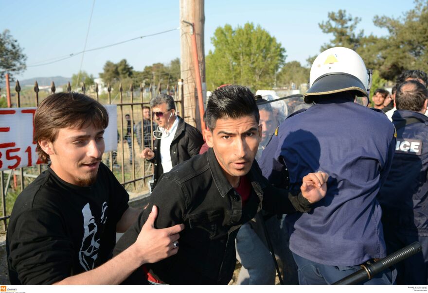 Μετανάστες: Τεταμένο το κλίμα στα Διαβατά - Πάνω από 500 άτομα έξω από το στρατόπεδο