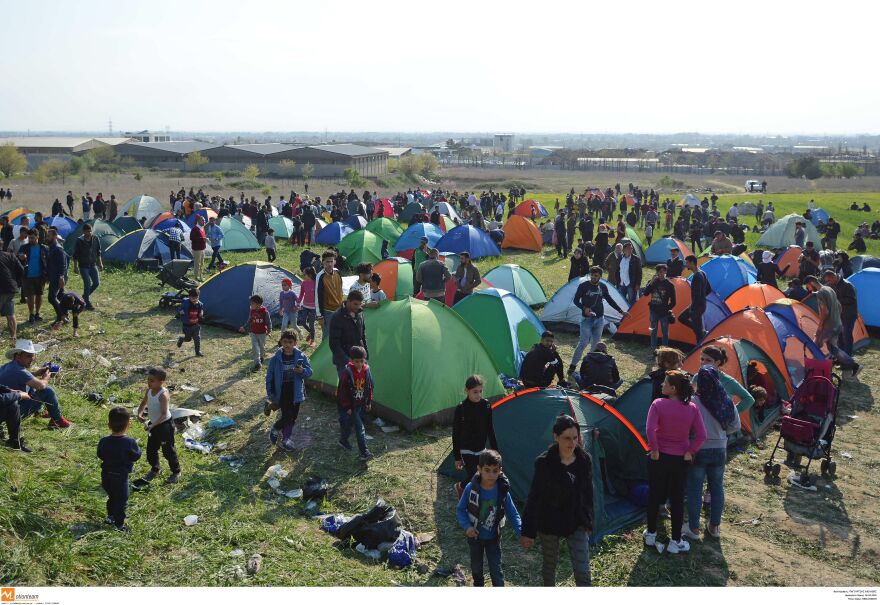 Μετανάστες: Τεταμένο το κλίμα στα Διαβατά - Πάνω από 500 άτομα έξω από το στρατόπεδο