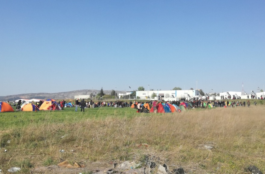 Μετανάστες: Τεταμένο το κλίμα στα Διαβατά - Πάνω από 500 άτομα έξω από το στρατόπεδο