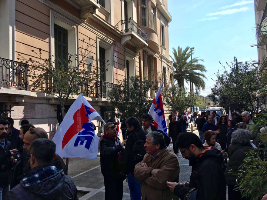 Μέλη του ΠΑΜΕ έκαναν κατάληψη στα γραφεία της ΓΣΕΕ 