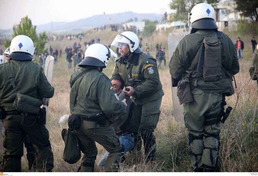 Σοβαρά επεισόδια με πρόσφυγες και ΜΑΤ στα  Διαβατά - Ένας αστυνομικός τραυματίας