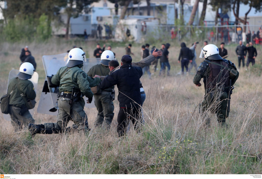 Σοβαρά επεισόδια με πρόσφυγες και ΜΑΤ στα  Διαβατά - Ένας αστυνομικός τραυματίας