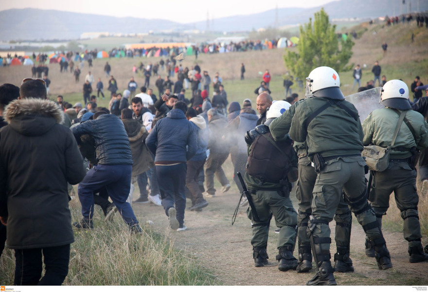 Σοβαρά επεισόδια με πρόσφυγες και ΜΑΤ στα  Διαβατά - Ένας αστυνομικός τραυματίας