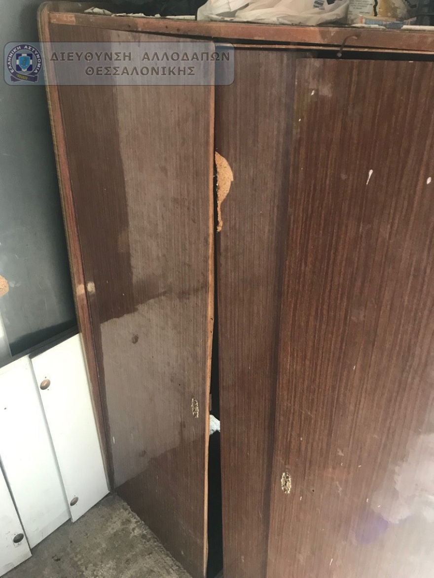 Σοκ στη Θεσσαλονίκη: Κρατούσαν με τη βία 16 μετανάστες σε ημιυπόγειο «κελί»!