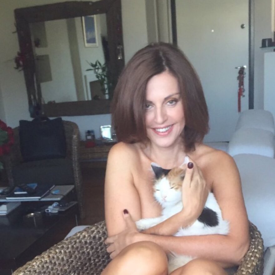 Η Αλεξάνδρα Παλαιολόγου ποζάρει χωρίς ρούχα, αγκαλιά με τη γάτα της 