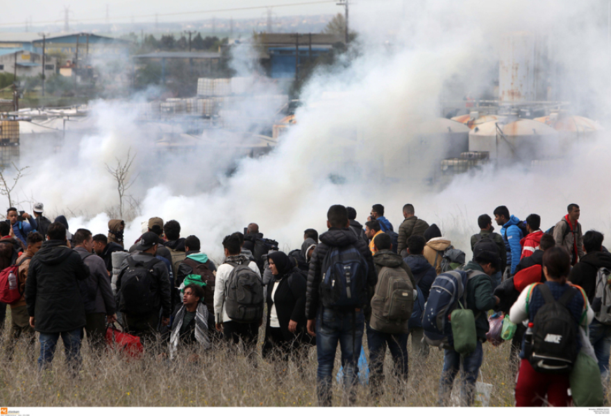 Νέα επεισόδια με πρόσφυγες στα Διαβατά - Συγκρούσεις και χημικά