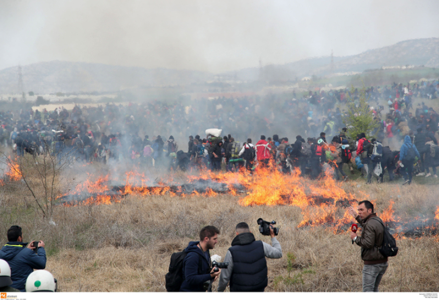 Νέα επεισόδια με πρόσφυγες στα Διαβατά - Συγκρούσεις και χημικά