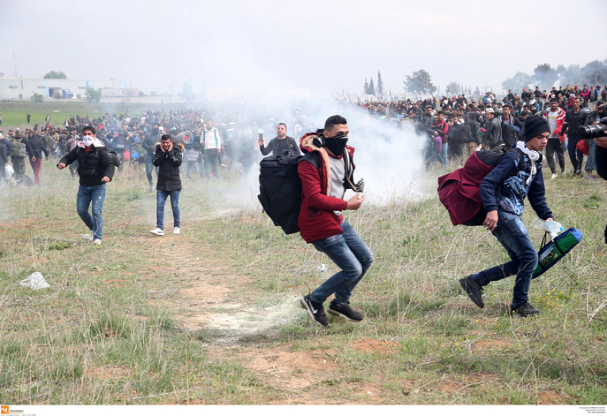 Νέα επεισόδια με πρόσφυγες στα Διαβατά - Συγκρούσεις και χημικά
