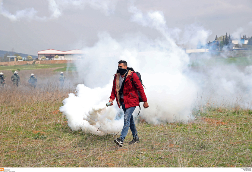 Νέα επεισόδια με πρόσφυγες στα Διαβατά - Συγκρούσεις και χημικά