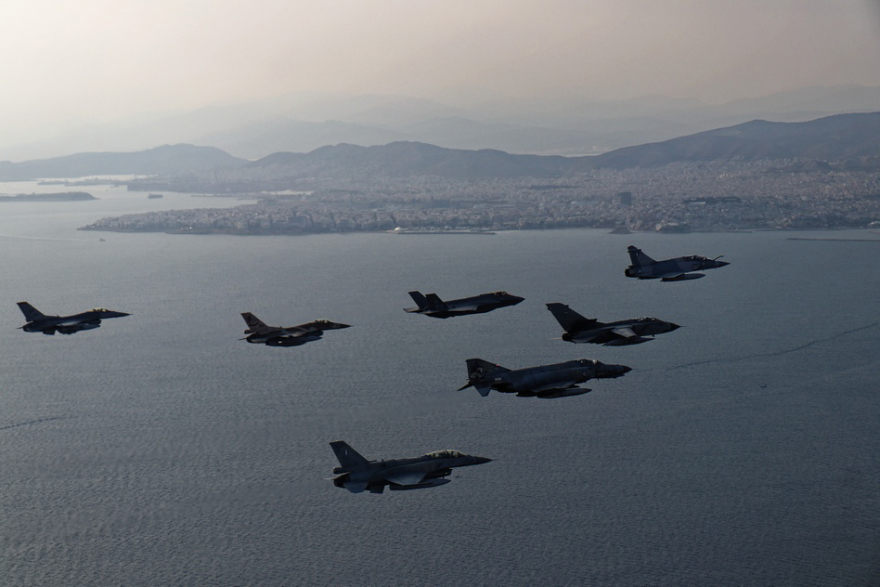 Βίντεο: Μαχητικά της άσκησης «Ηνίοχος» πέταξαν πάνω από την Ακρόπολη