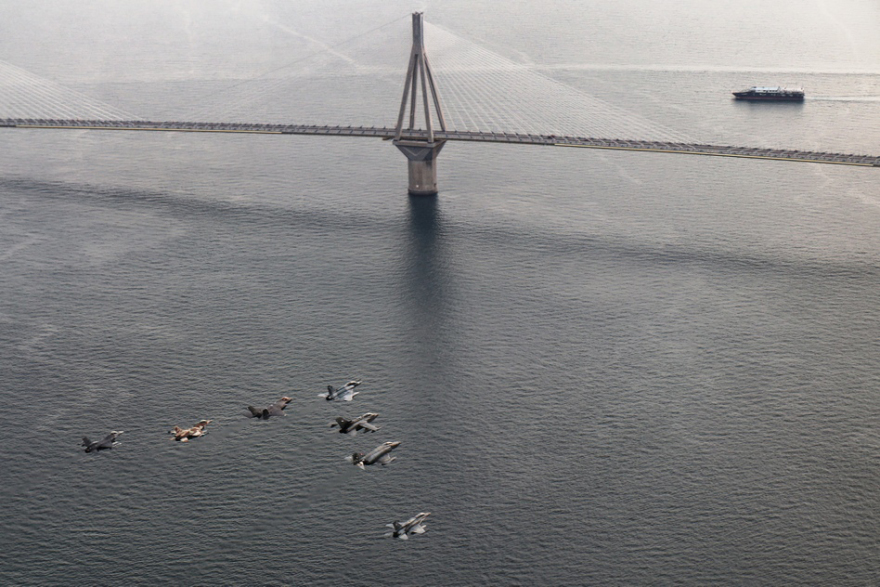 Βίντεο: Μαχητικά της άσκησης «Ηνίοχος» πέταξαν πάνω από την Ακρόπολη