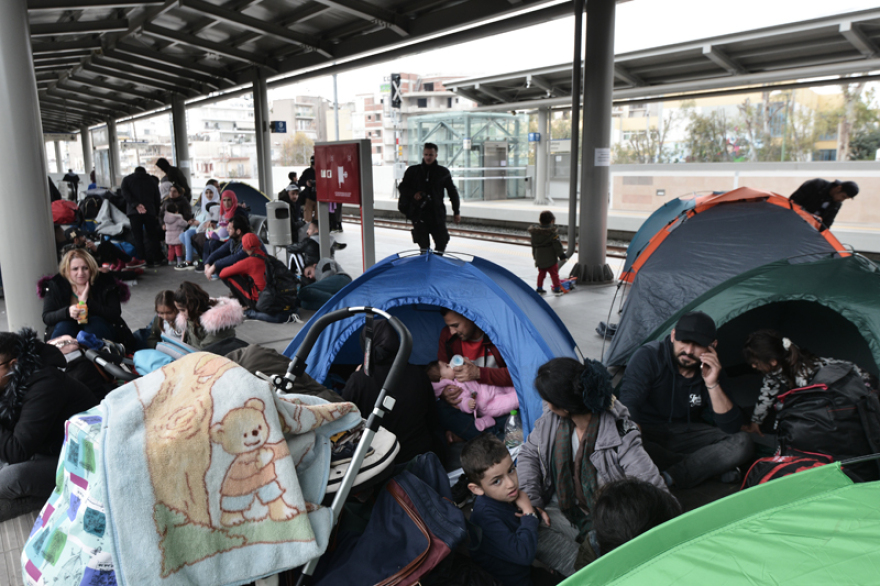 Κατάληψη από πρόσφυγες στον Σταθμό Λαρίσης - Σκηνές Ειδομένης και συγκρούσεις στα Διαβατά