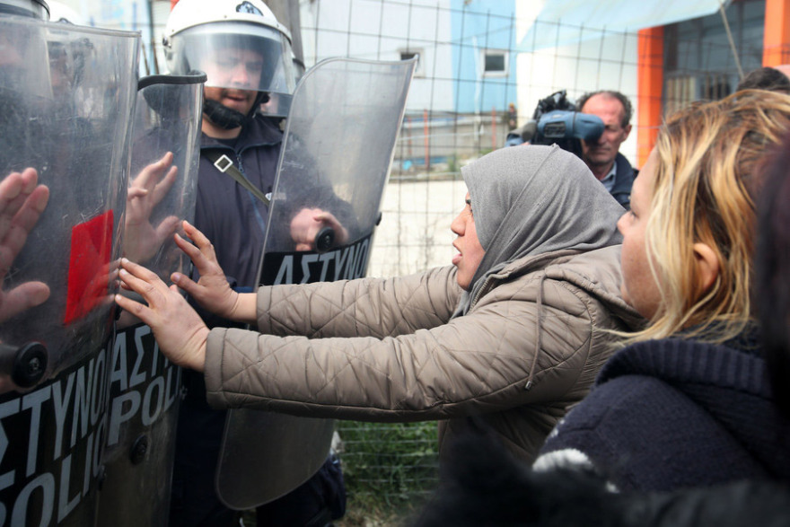 Νέα επεισόδια με πρόσφυγες στα Διαβατά - Συγκρούσεις και χημικά