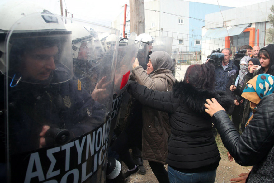 Νέα επεισόδια με πρόσφυγες στα Διαβατά - Συγκρούσεις και χημικά