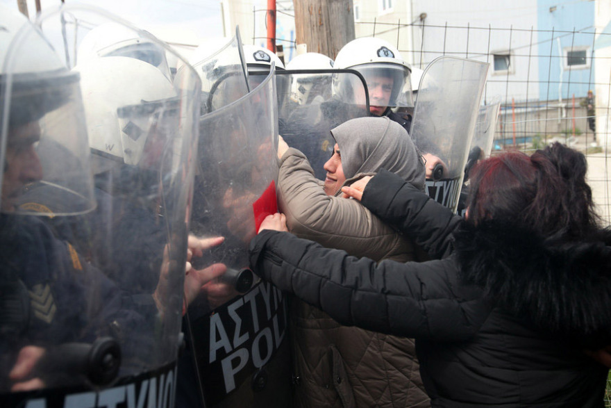 Νέα επεισόδια με πρόσφυγες στα Διαβατά - Συγκρούσεις και χημικά
