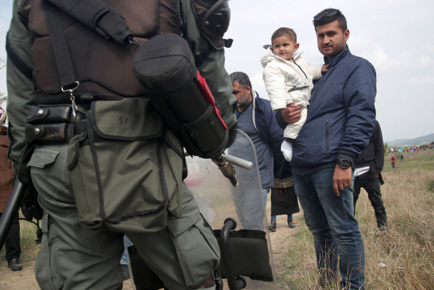 Νέα επεισόδια με πρόσφυγες στα Διαβατά - Συγκρούσεις και χημικά