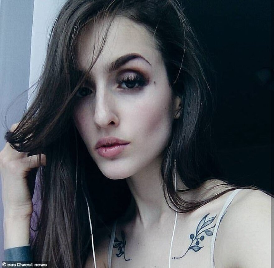 Μοντέλο πήρε μεθαμφεταμίνη για να αντέξει το αεροπλάνο και κοντεύει να πεθάνει!