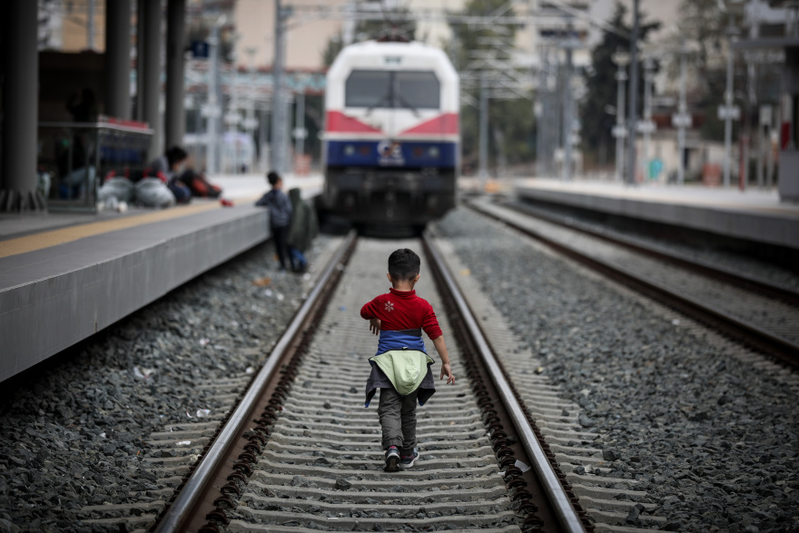Αποχωρούν σταδιακά οι πρόσφυγες από τον σταθμό Λαρίσης