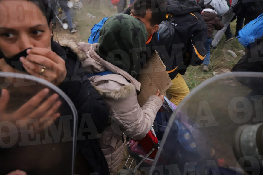 Νέα επεισόδια στα Διαβατά: Συγκρούσεις ανάμεσα σε πρόσφυγες και ΜΑΤ - Δείτε βίντεο 