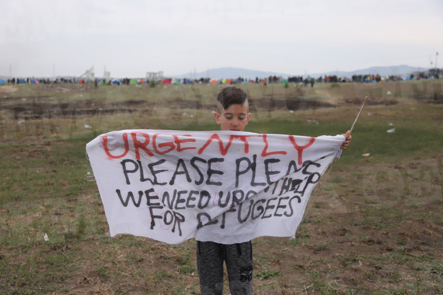 Νέα επεισόδια στα Διαβατά: Συγκρούσεις ανάμεσα σε πρόσφυγες και ΜΑΤ - Δείτε βίντεο 