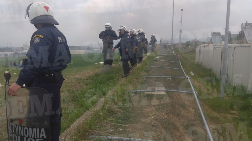 Νέα επεισόδια στα Διαβατά: Συγκρούσεις ανάμεσα σε πρόσφυγες και ΜΑΤ - Δείτε βίντεο 