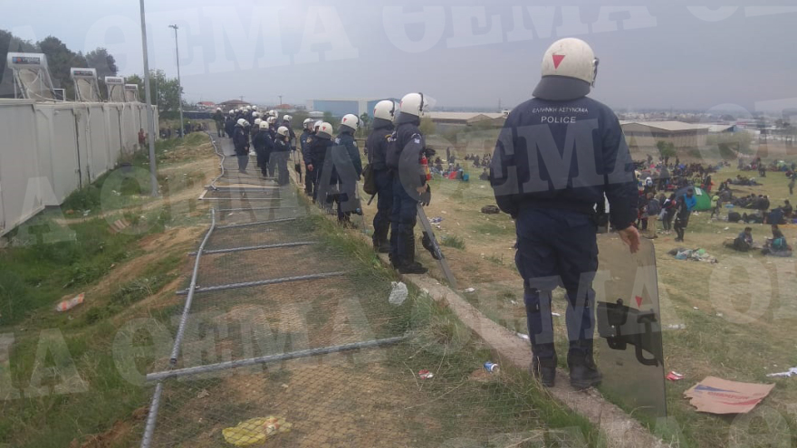Νέα επεισόδια στα Διαβατά: Συγκρούσεις ανάμεσα σε πρόσφυγες και ΜΑΤ - Δείτε βίντεο 