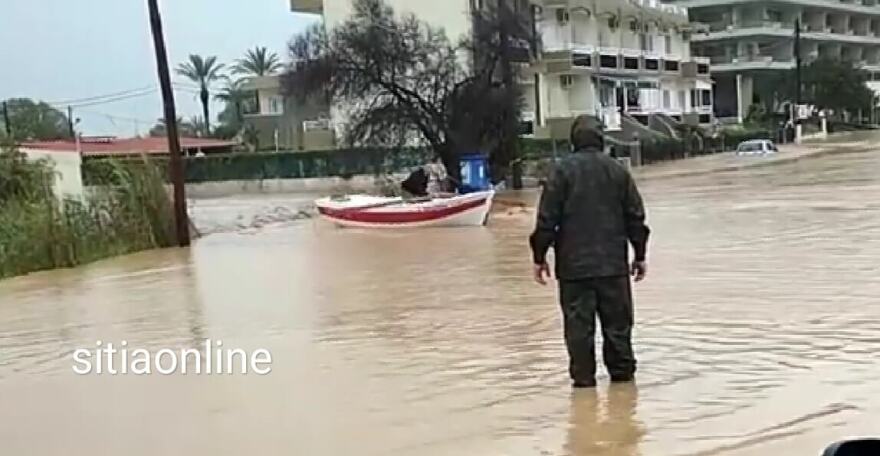 «Πνίγηκε» από την κακοκαιρία πάλι η Κρήτη: Με βάρκες μετακινούνται στο Λασίθι