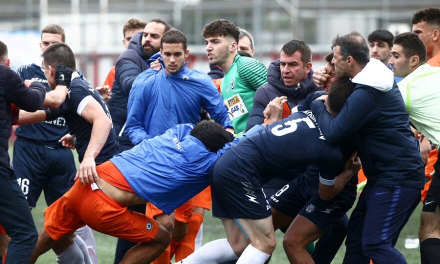 Ένταση και ξύλο σε ματς νέων της Σούπερ Λίγκας - Δείτε βίντεο 