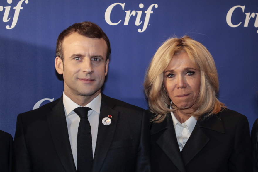 Βρετανός υπουργός για Μακρόν: «Αυτός κοιμάται ακόμα με τη γιαγιά του;»