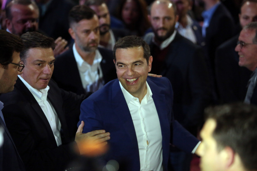 Ο Τσίπρας ψάχνει σωσίβιο στον «πραξικοπηματία» Θεοχαρόπουλο, τους «Τσοχατζοπουλικούς» και τα αποκαΐδια του ΠΑΣΟΚ