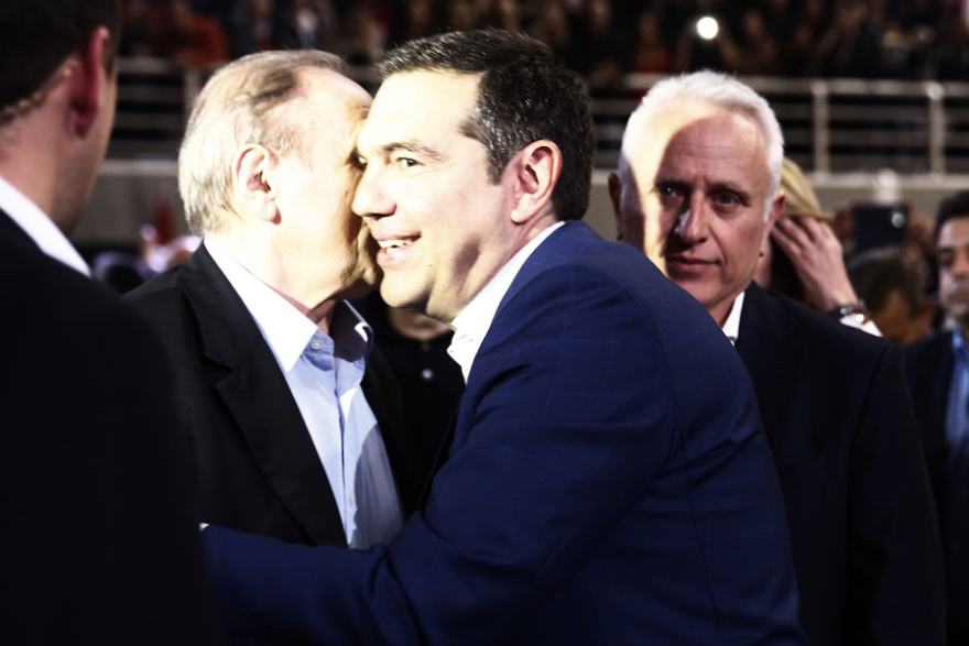 Ο Τσίπρας ψάχνει σωσίβιο στον «πραξικοπηματία» Θεοχαρόπουλο, τους «Τσοχατζοπουλικούς» και τα αποκαΐδια του ΠΑΣΟΚ
