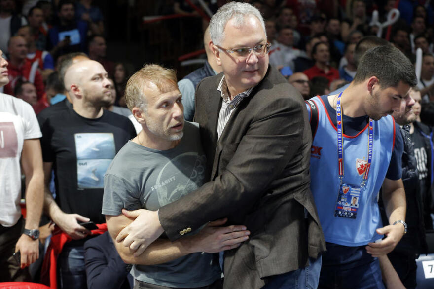 Βίντεο: Ηθοποιός έδειρε γνωστό φίλαθλο του Ερυθρού Αστέρα γιατί του πήρε τη... θέση