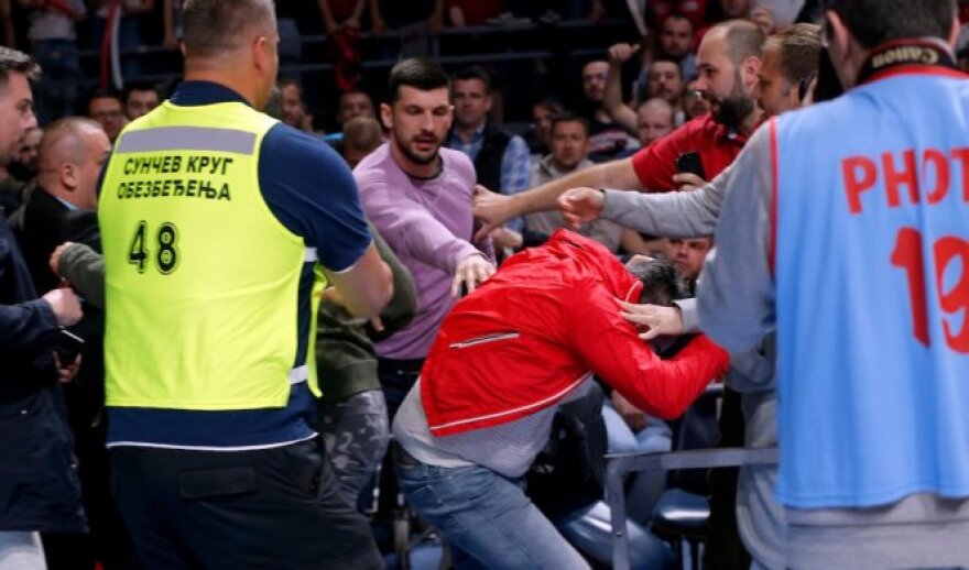 Βίντεο: Ηθοποιός έδειρε γνωστό φίλαθλο του Ερυθρού Αστέρα γιατί του πήρε τη... θέση