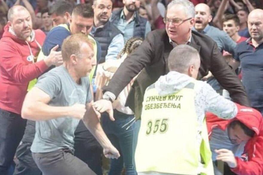 Βίντεο: Ηθοποιός έδειρε γνωστό φίλαθλο του Ερυθρού Αστέρα γιατί του πήρε τη... θέση